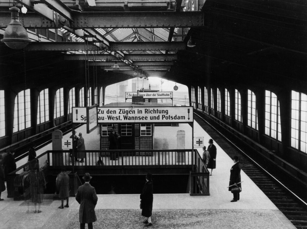Historischer Blick auf den Bahnsteig des S-Bahnhofs Westkreuz in 1929