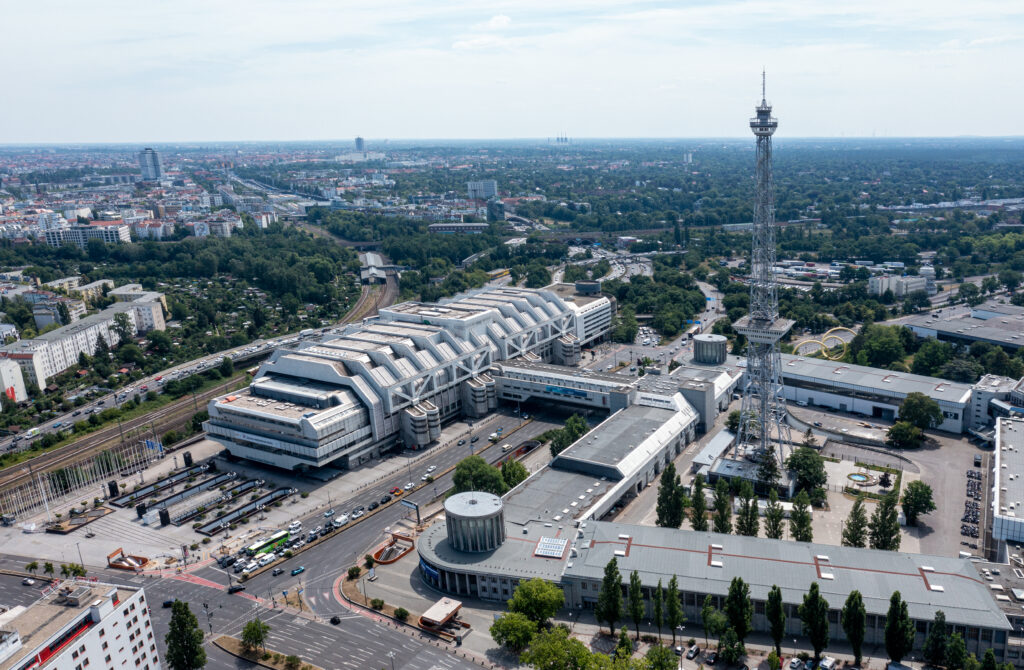 Luftbild, auf dem man das ICC, den Funkturm und das Messegelände sieht.