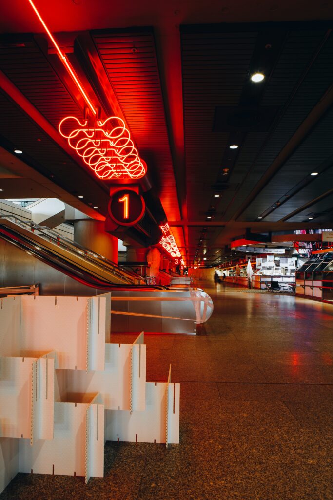 Der Innenraum des ICC mit roten Leuchtröhren als Wegeleitsystem.