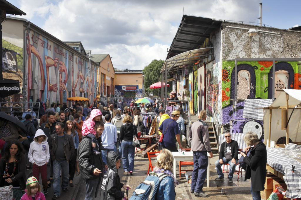 RAW-Friedrichshain mit Flohmarkt und vielen Besuchern