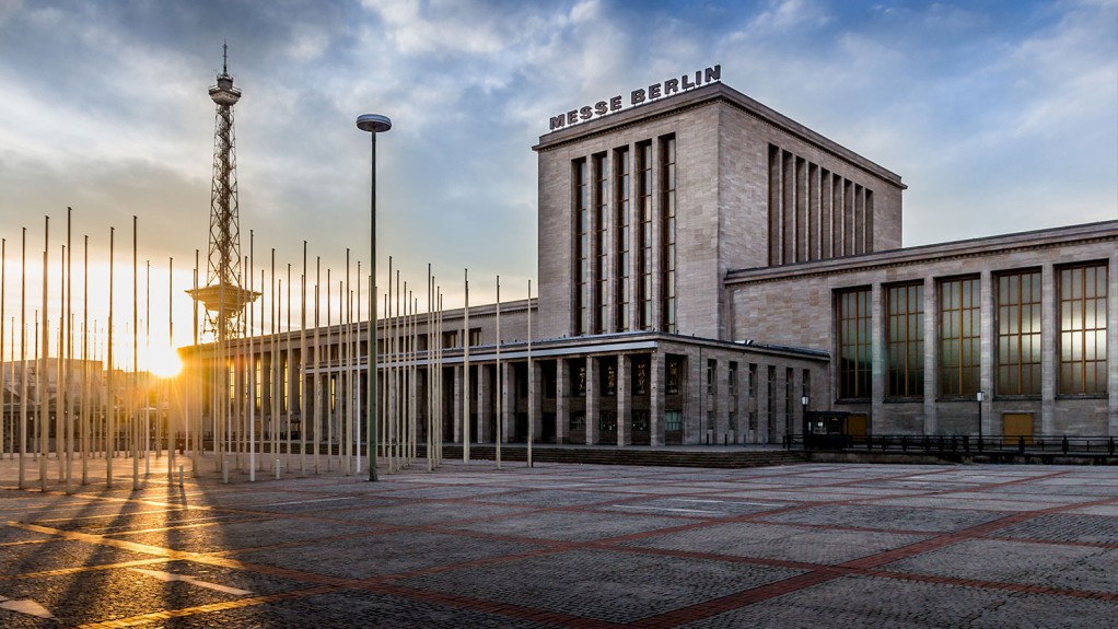 Die Eingangshalle des Messegeländes in Berlin bei untergehender Sonne.