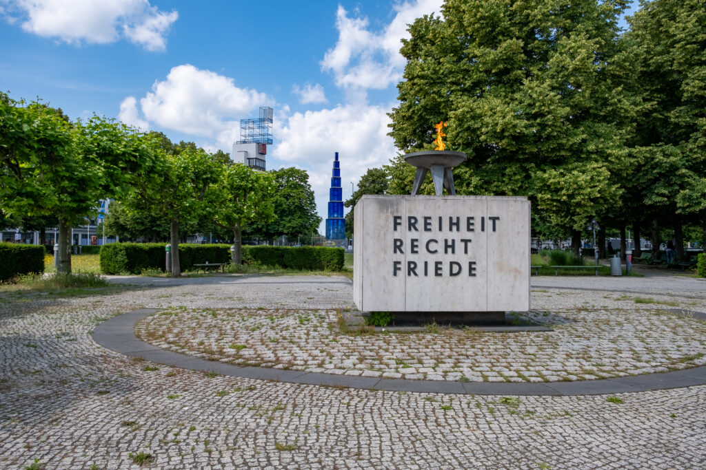 Die ewige Flamme auf dem Theodor-Heuss-Platz mit der Aufschrift Freiheit, Recht, Friede