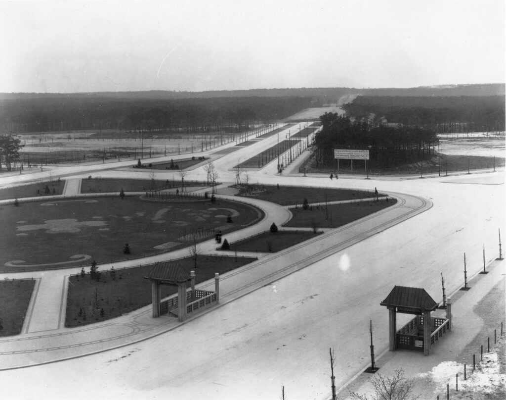 Der Theodor-Heuss-Platz, damals noch Reichskanzlerplatz, in einem schwarz-weißen Foto von 1907