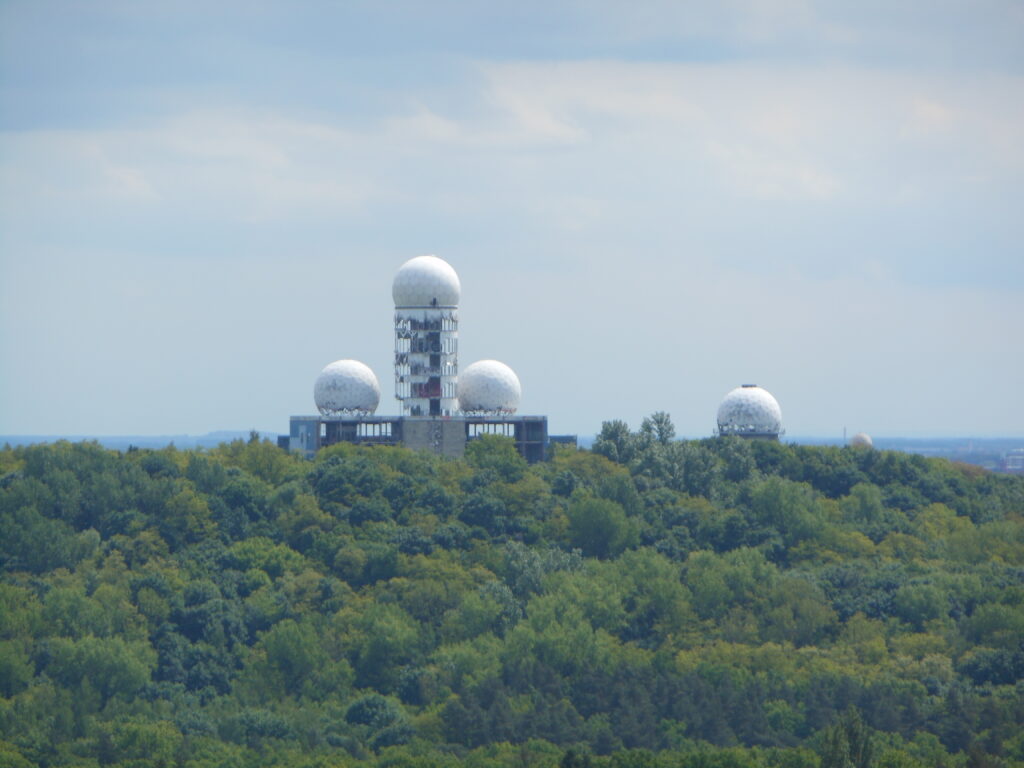 Aus weiterer Entfernung aufgenommenes Bild des Teufelsbergs mit der US-amerikanischen Abhörstation.