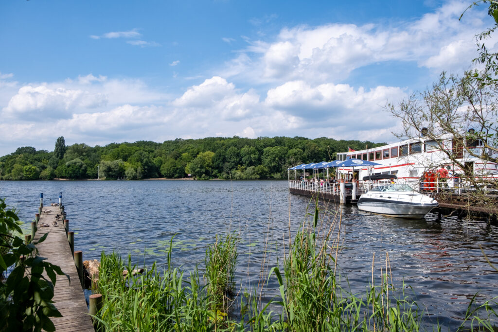 Blick vom Havelufer auf das Restaurant-Schiff Alte Liebe
