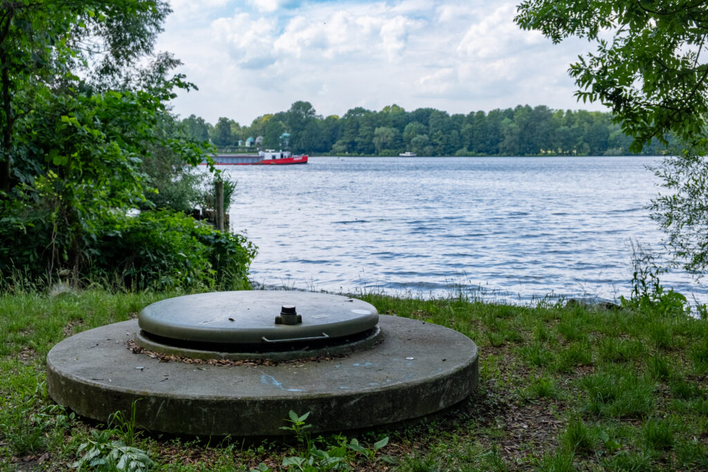 Ein Grundwasserbrunnen am Havelufer