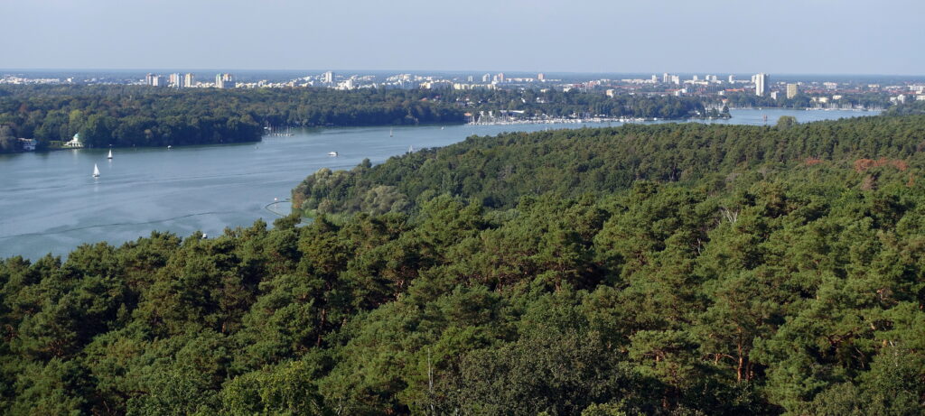 Blick von oben auf dem Grunewaldturm auf die Havel