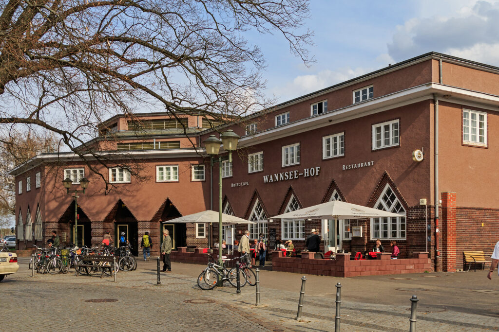 Das Empfangsgebäude des S-Bahmhofs Wannsee.