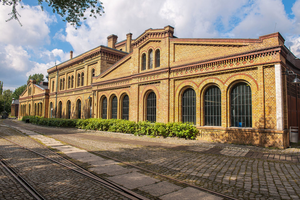 Backsteingebäude im Park des Technikmuseums