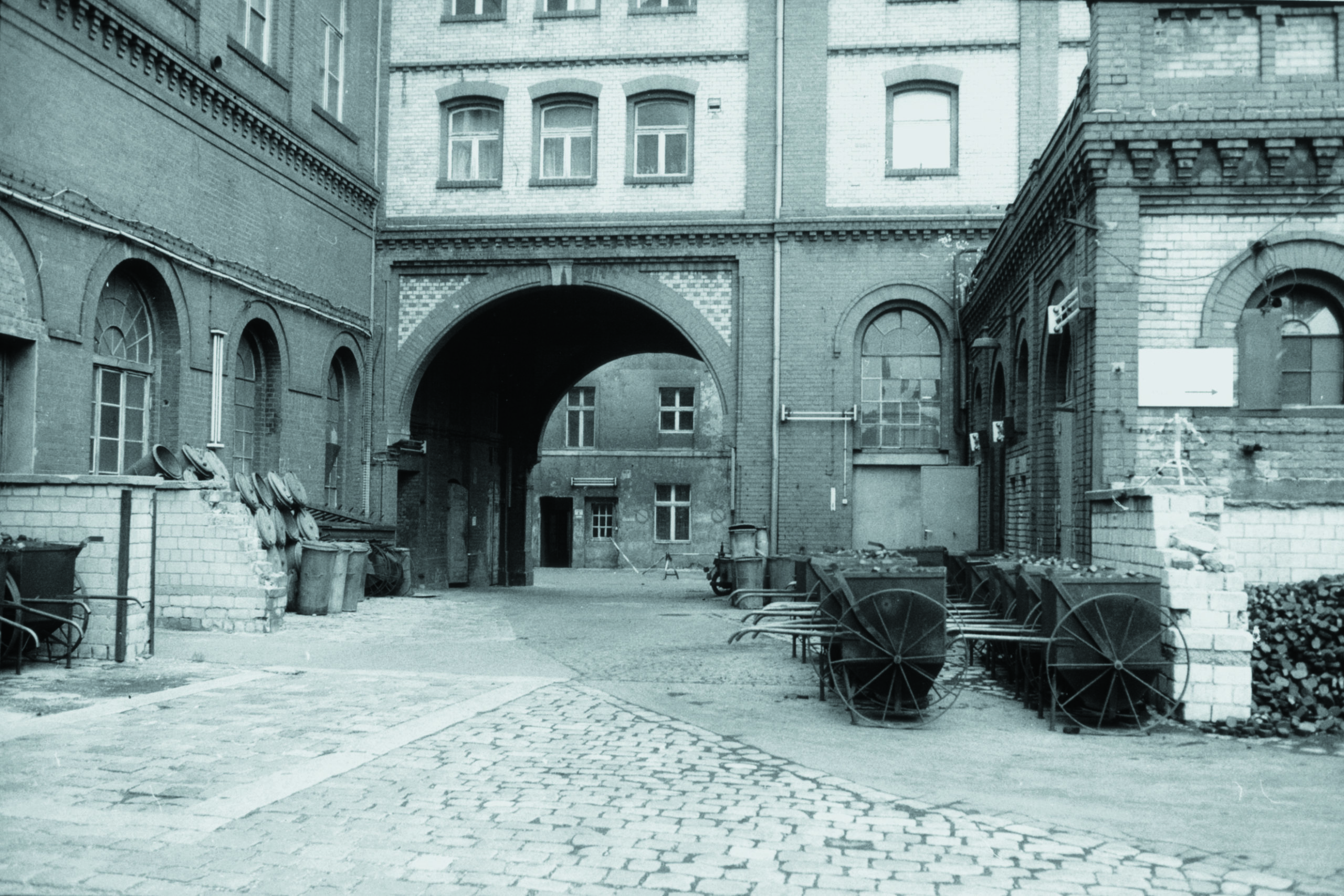 Die Jugendlichen nutzen historische Fotos des Pfefferbergs, um die Geschichte der Brauerei zu erforschen. | © Stiftung Pfefferwerk, K. Michalek
