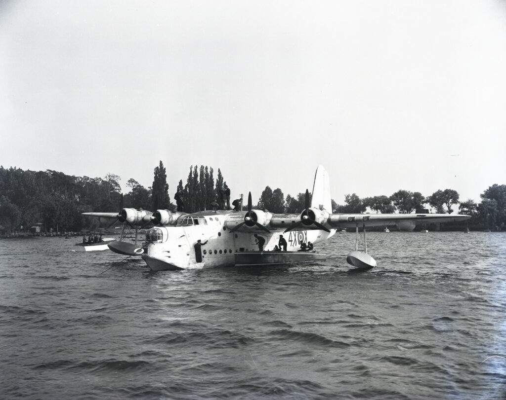 Schwarz-weiß-Foto eines Wasserflugzeugs der Berliner Luftbrücke auf der Havel.