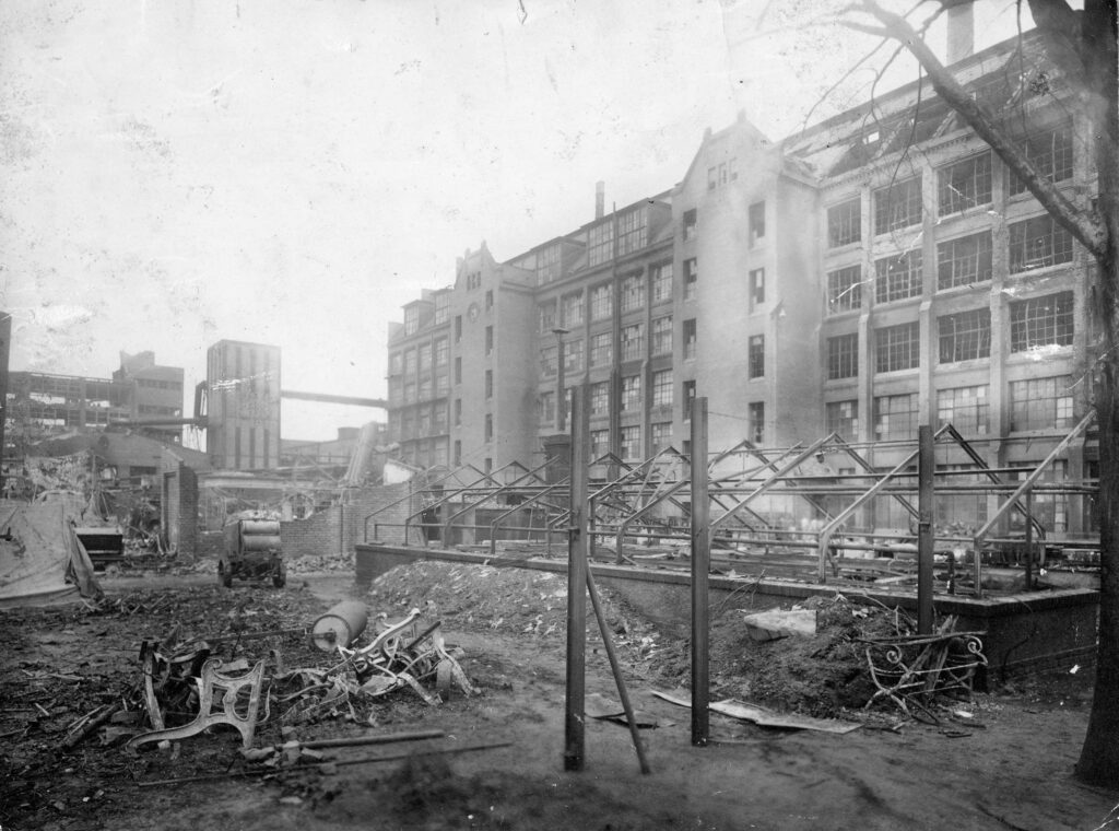 Zerstörte Gebäude auf dem AEG Gelände der KWO im Januar 1944