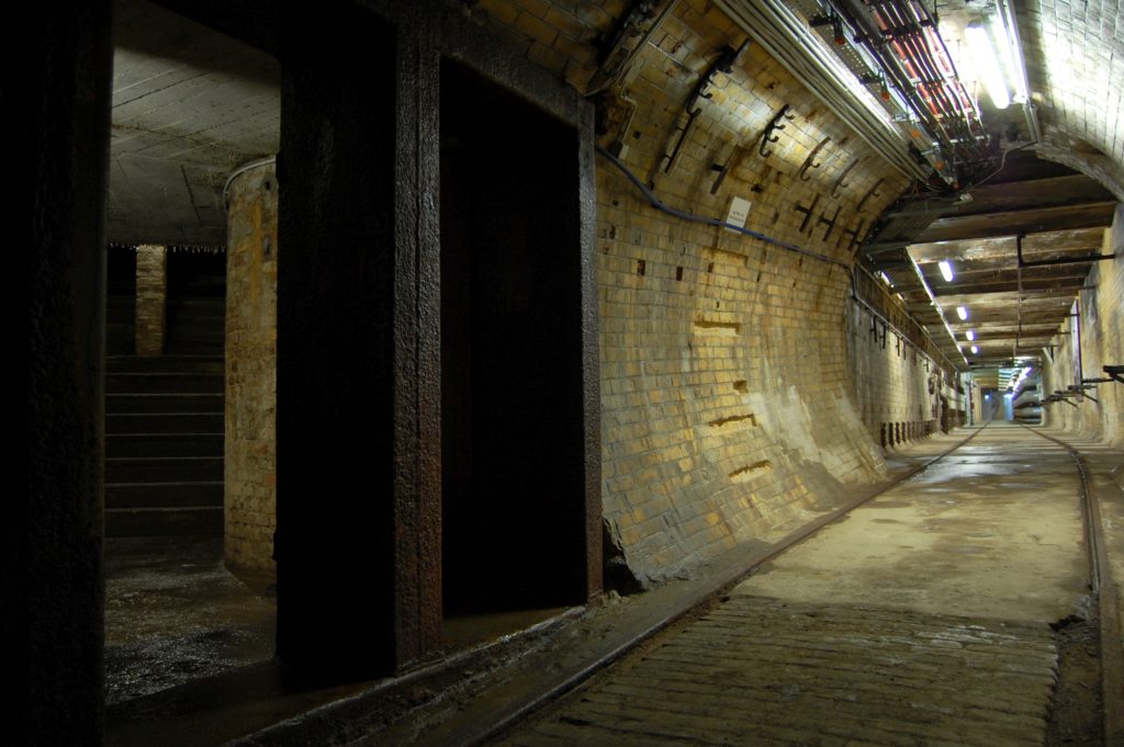 AEG-Tunnel mit Schienen und Treppen