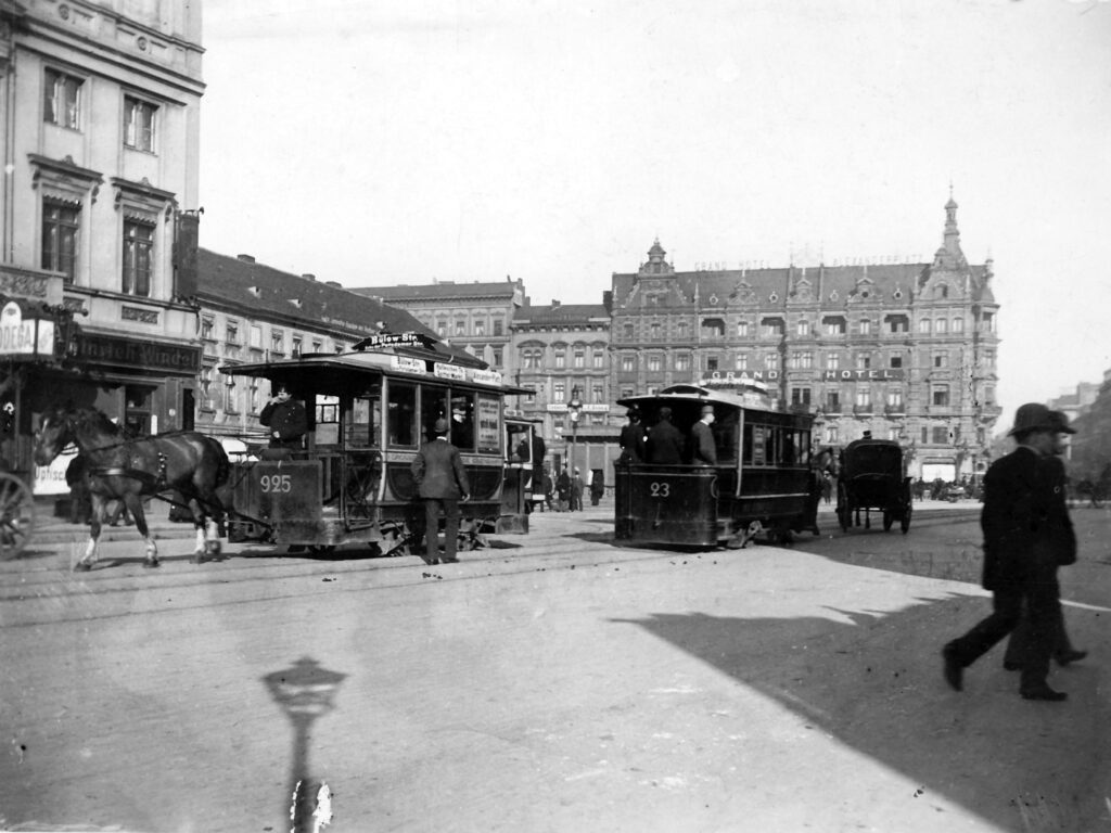 Historischen schwarz-weiß Bild aus dem 19. Jahrhundert. Zu sehen ist eine von Pferden gezogene Straßenbahn am Alexanderplatz