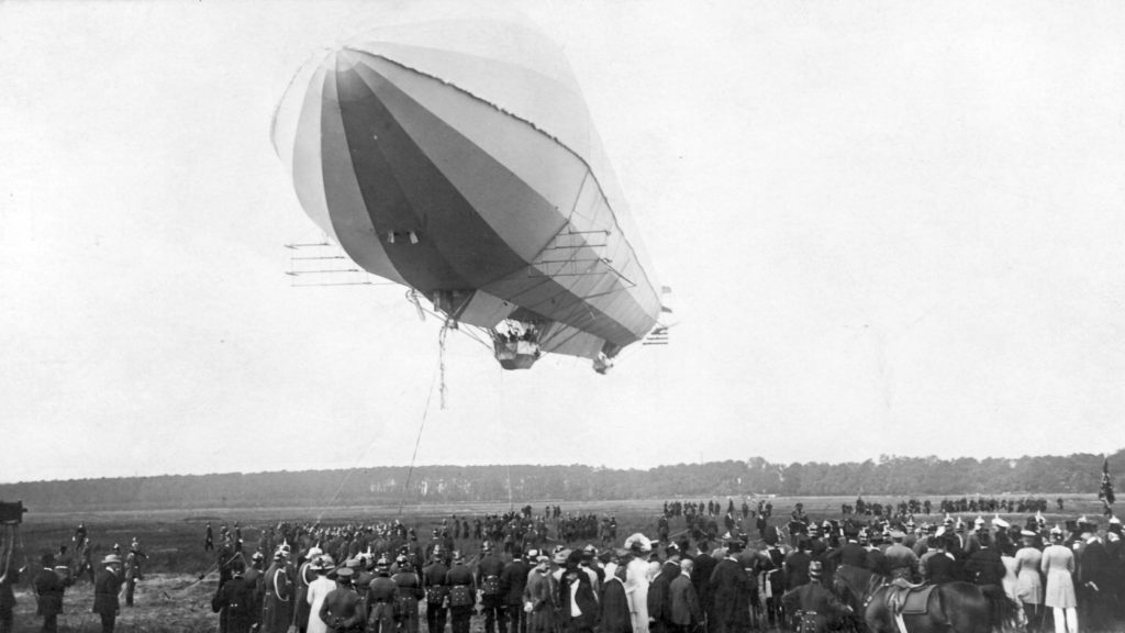 Zeppelin über Menschen 1909