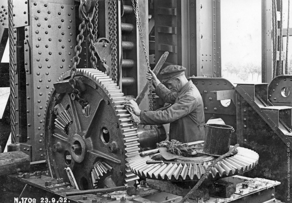 Altes Schiffshebewerk Niederfinow 1932 Arbeiter baut Ausgleichsbetriebe ein