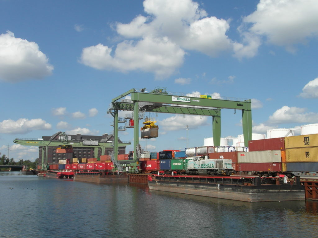 Westhafen Berlin an der Spree mit Containerterminal