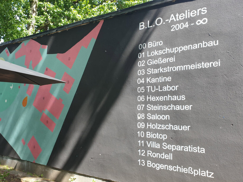 Eine Karte an einer Mauer zeigt die Position der verschiedenen Gebäude in den BLO Ateliers