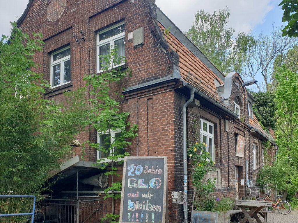 Eins der Ateliergebäude auf dem Gelände der BLO Ateliers