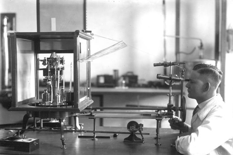 Physikalisch-Technische Bundesanstalt, historische Aufnahme, Prüfung von Gewichten