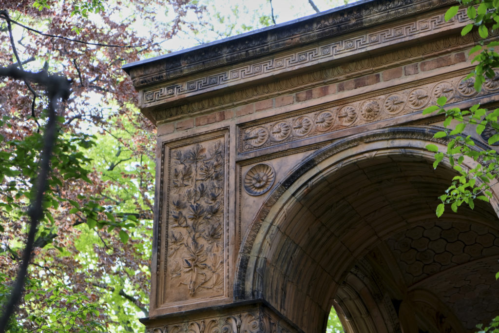 Ruine einer Bogenhalle im Garten der TU Berlin