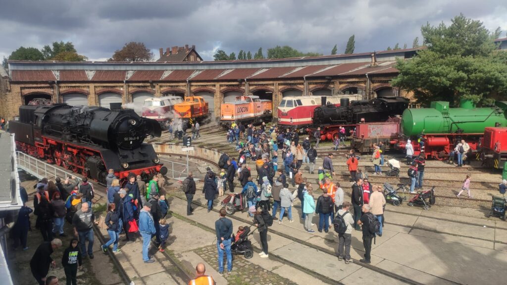 Eisenbahnfest mit vielen Menschen und Lokomotiven
