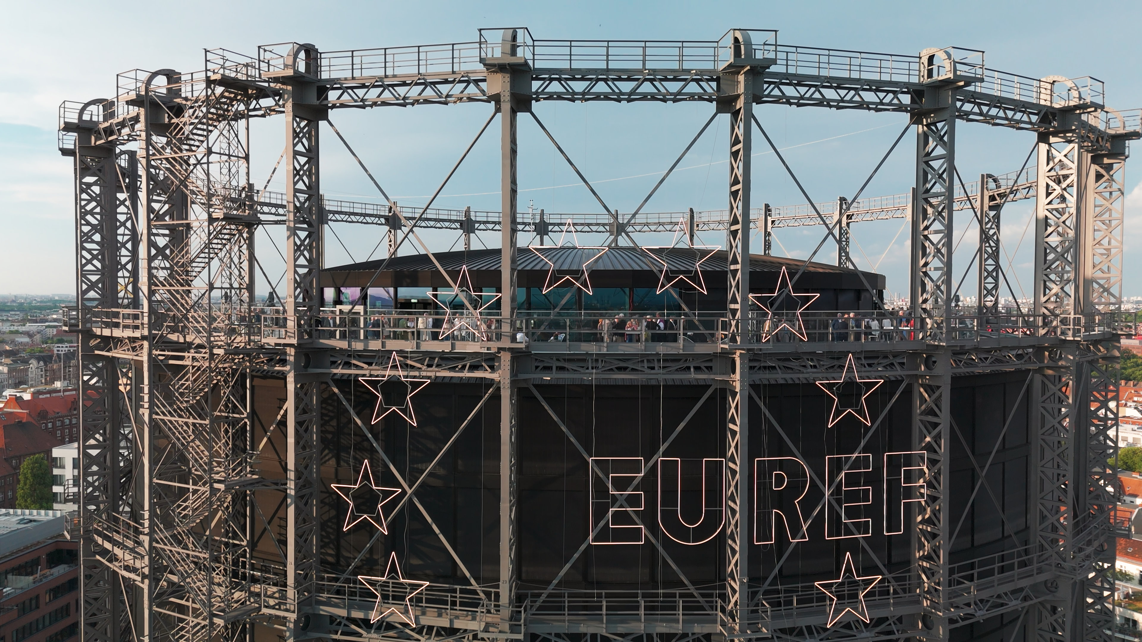 Metallstreben bilden ein rundes Bauwerk