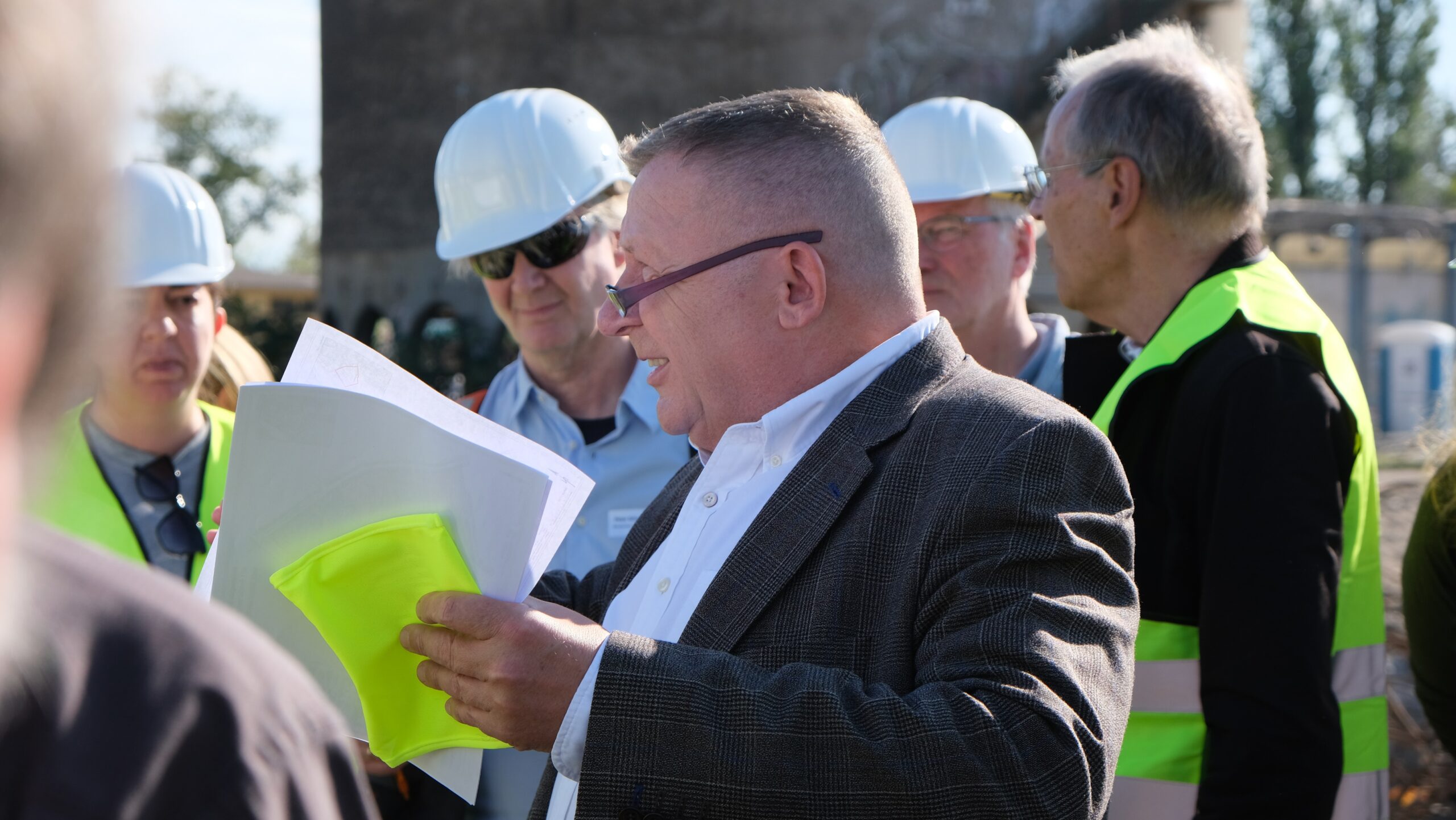 Im Gespräch mit der Bauwert am ehemaligen Flugplatz Johannisthal  | © bzi/Foto: Max Braun, 2023
