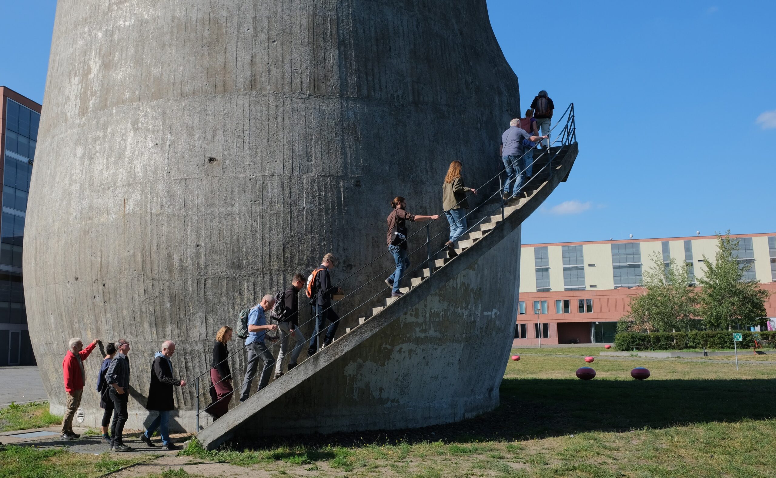 Trudelturm im Aerodynamischen Park Adlershof  | © bzi/Foto: Max Braun, 2023