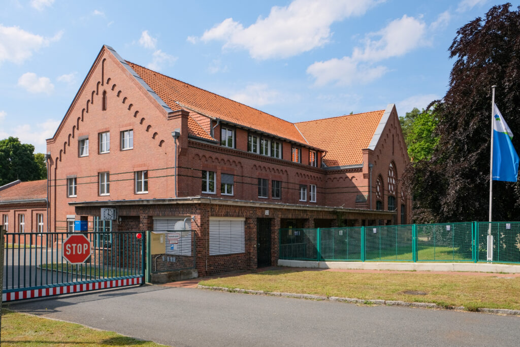 Das Backsteingebäude des Wasserwerks Beelitzhof von außen.