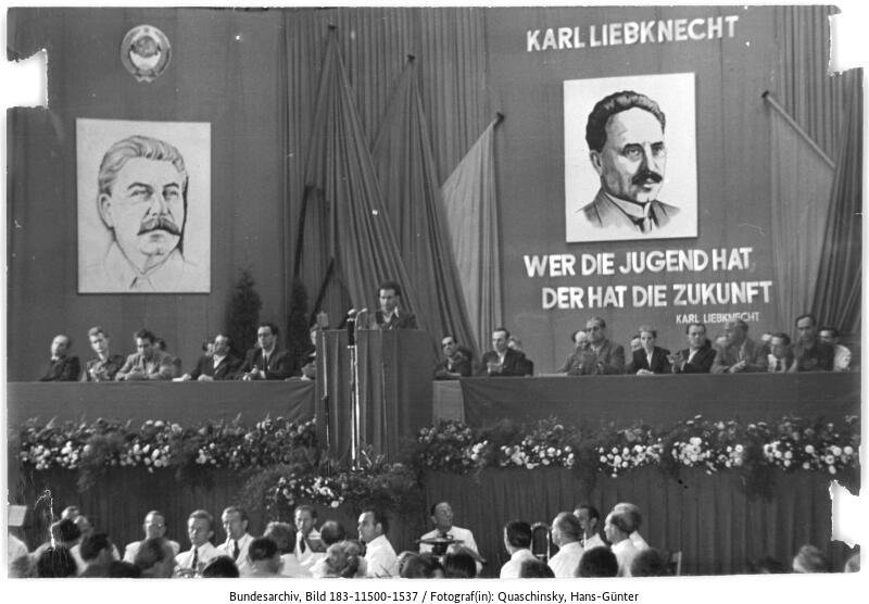 Feierliche Umbenennung der Transformatorenfabrik in „Karl Liebknecht“