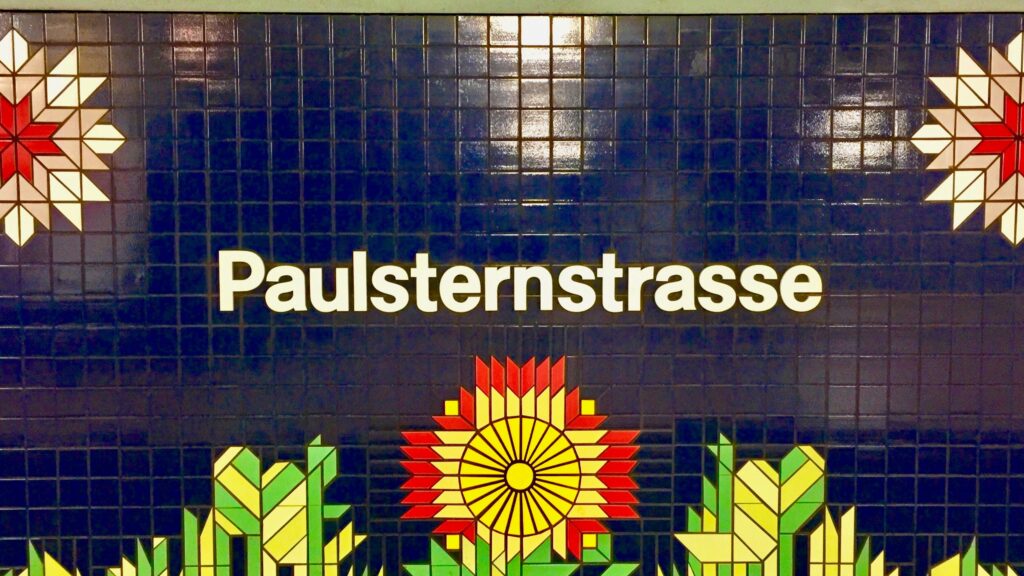 Eine Blume aus bunten Kacheln an der U-Bahnstation.