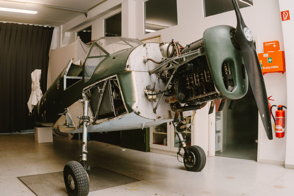 Ein restauriertes Flugzeug in der Werkstatt.
