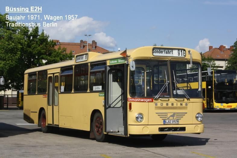 Ein historischer Bus steht am Busbahnhof.
