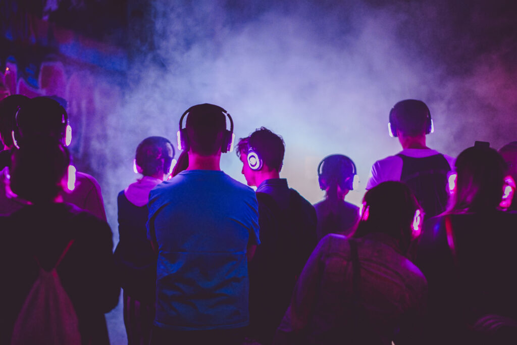 Tanzende Menschen bei Nacht im Park, das ist silent beat.