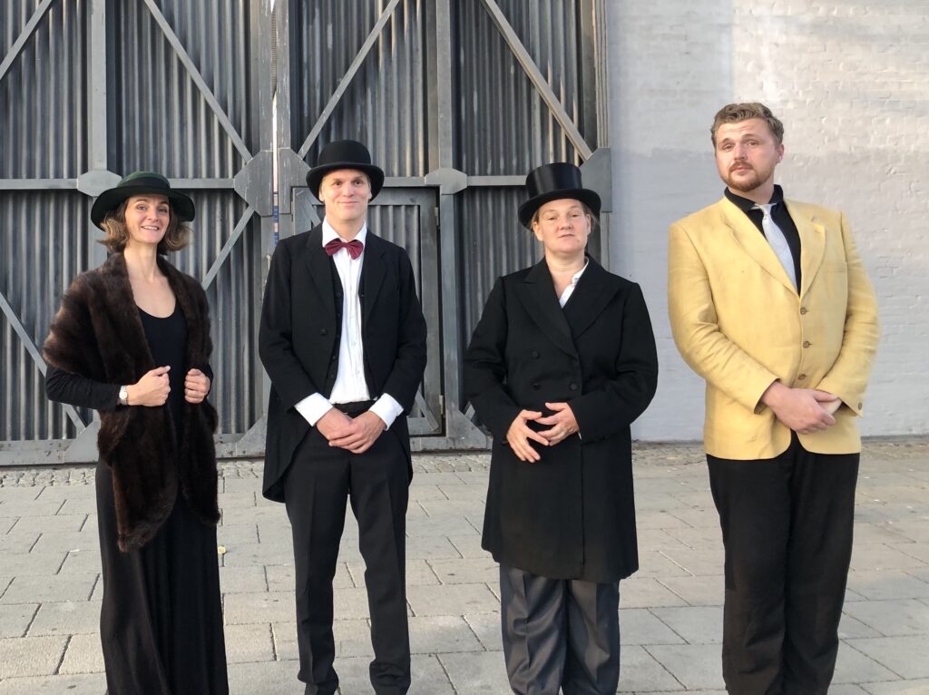 Zwei Schauspieler und zwei Schauspielerinnen in ihren Kostümen blicken in die Kamera.