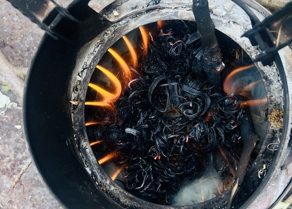 Kohle in einem offenen Feuer