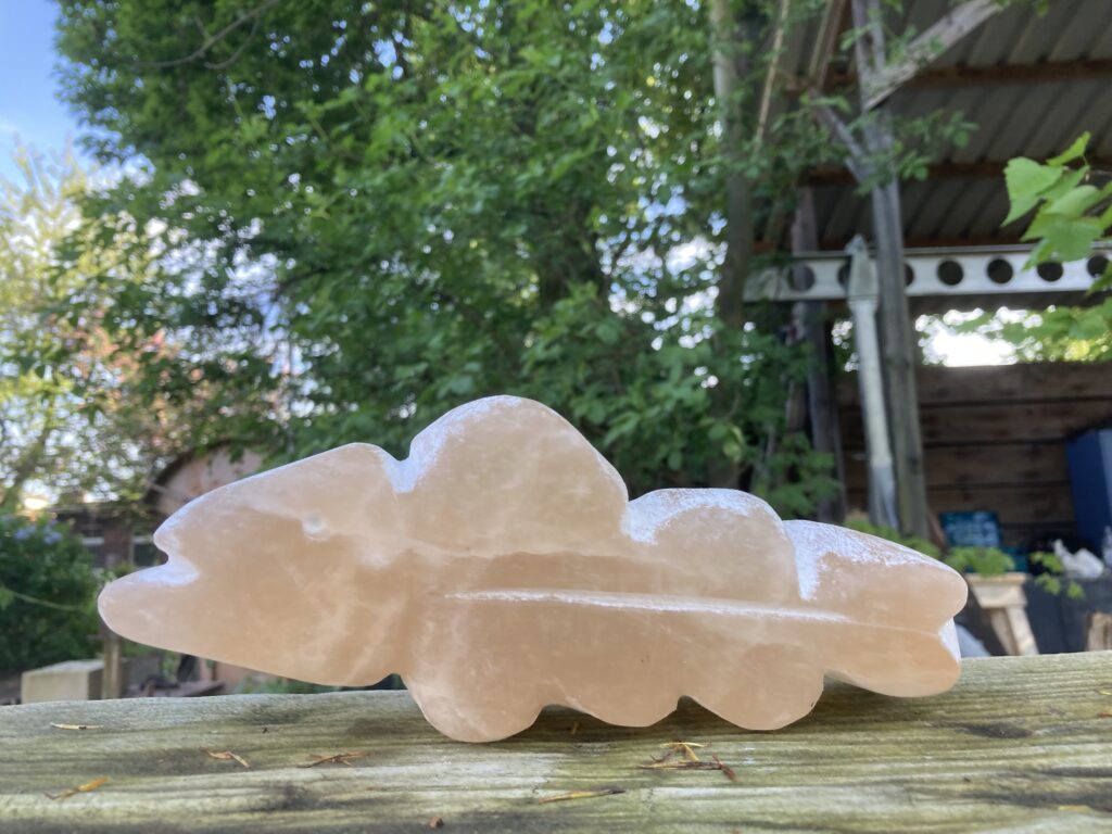 Freiform aus Alabaster, ein weißer Naturstein.