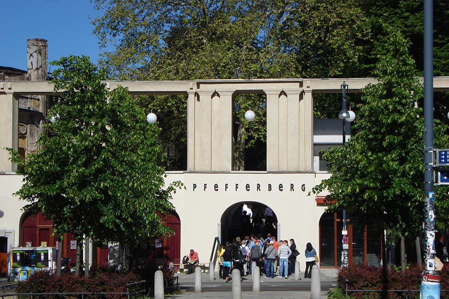 Aufgang zum Pfefferberg an der Schönhauser Allee. | © Stiftung Pfefferwerk