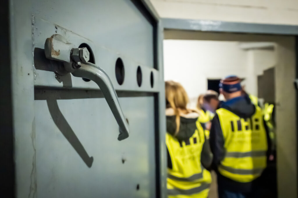 Metalltür in einem Bunker