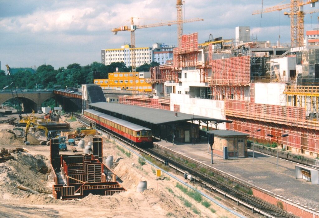 Historisches Farbfoto von einer Baustelle.