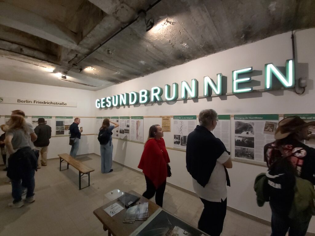 In Leuchtbuchstaben hängt das Wort GESUNDBRUNNEN an der Ausstellungswand im S-Bahn-Museum.