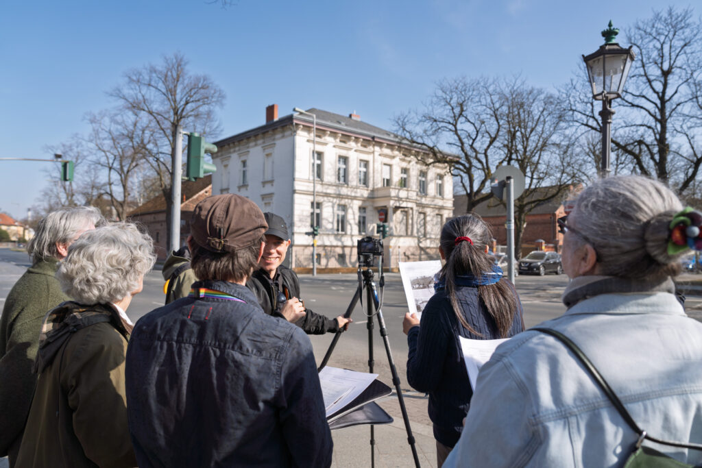 Eine Gruppe Menschen steht zusammen und fotografiert das Landesarchiv Berlin.