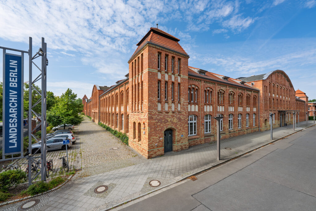 Ansicht eines Backsteingebäudes am Eichborndamm in Reinickendorf. Eingang zum Landesarchiv.