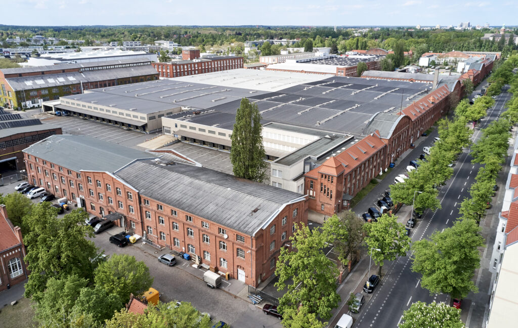 Das Brickhub Gelände von oben fotografiert. Graue Dächer und rote Backsteinfassaden.
