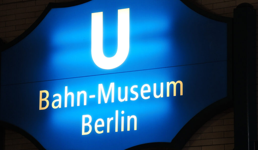 Das Blau hinterleuchtete Zeichen des U-Bahn-Museum Berlin.