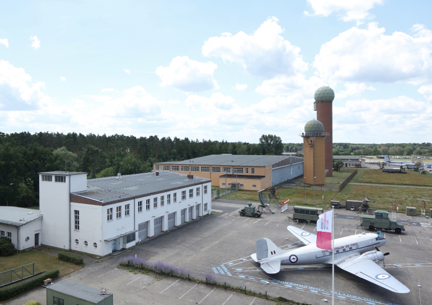 Ein historisches Flugzeug vor dem Museumsgebäude.