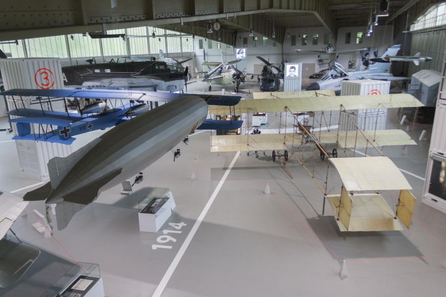 Historische Luftfahrtmodelle im Hangar des Flughafens Gatow.