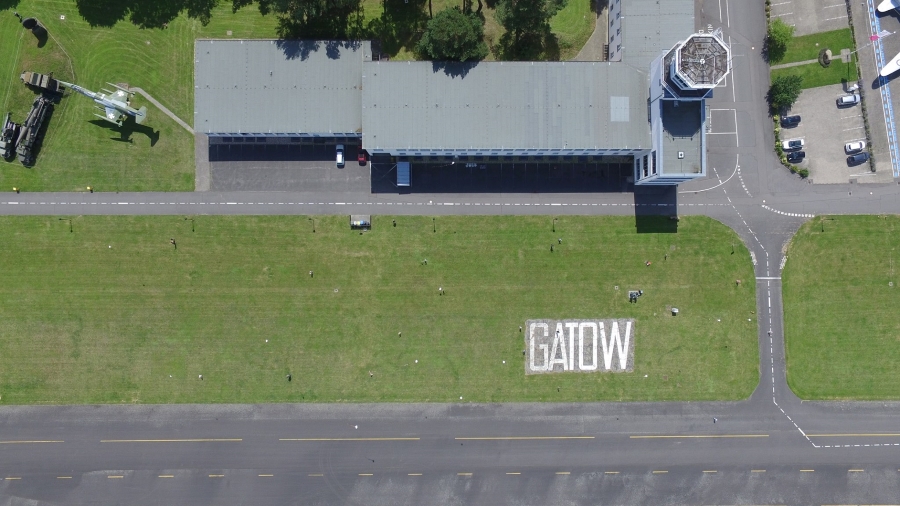 Landebahn des Flugplatzes von oben. Im Gras steht der Schriftzug GATOW.
