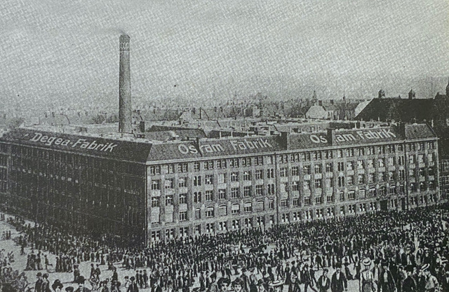 Historische schwarz-weiß Darstellung eines großen Fabrikgebäudes. Auf den Dächern steht Osram Fabrik und Degea Fabrik.